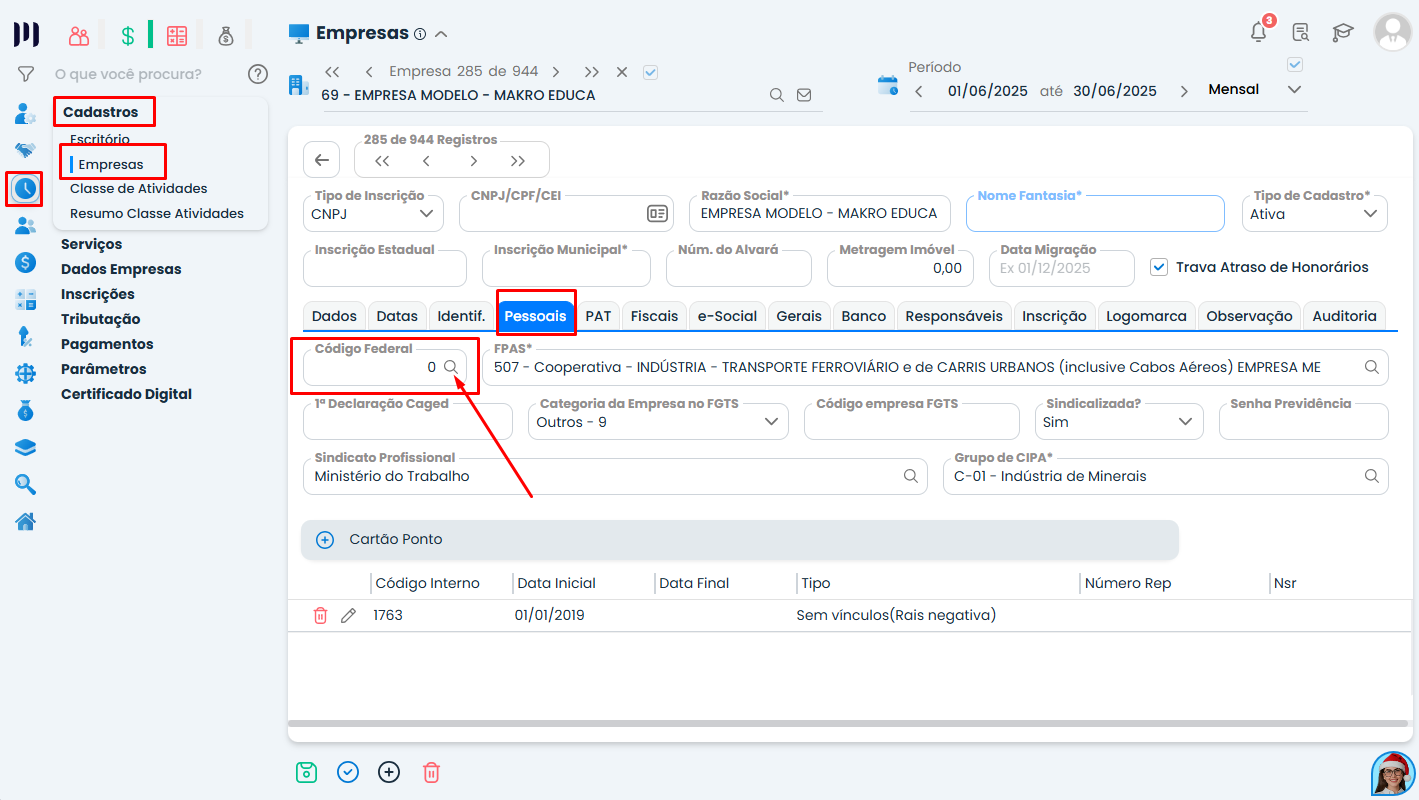 Tela do Sistema Contábil Makro com cadastro da empresa aberto na aba Pessoais, destacando o campo Código Federal para correta Configuração do ISS.