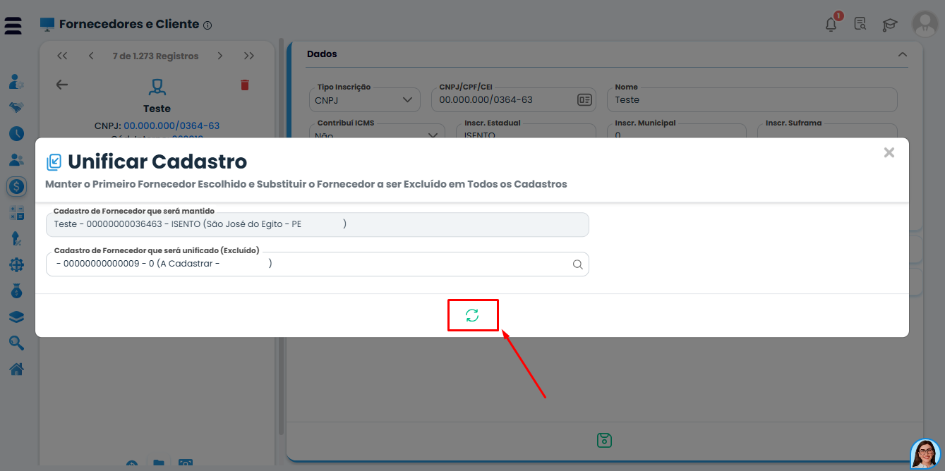 Processo de unificação no Sistema Contábil Makro em Cadastro de Fornecedores e Clientes com botão de setas circulares para concluir ação.