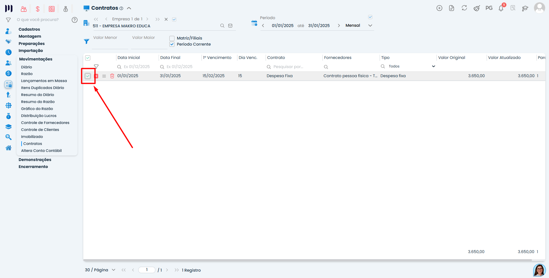 Tela de contratos no Sistema Contábil Makro com caixa de seleção destacada para replicar contratos de despesa fixa no mês seguinte.